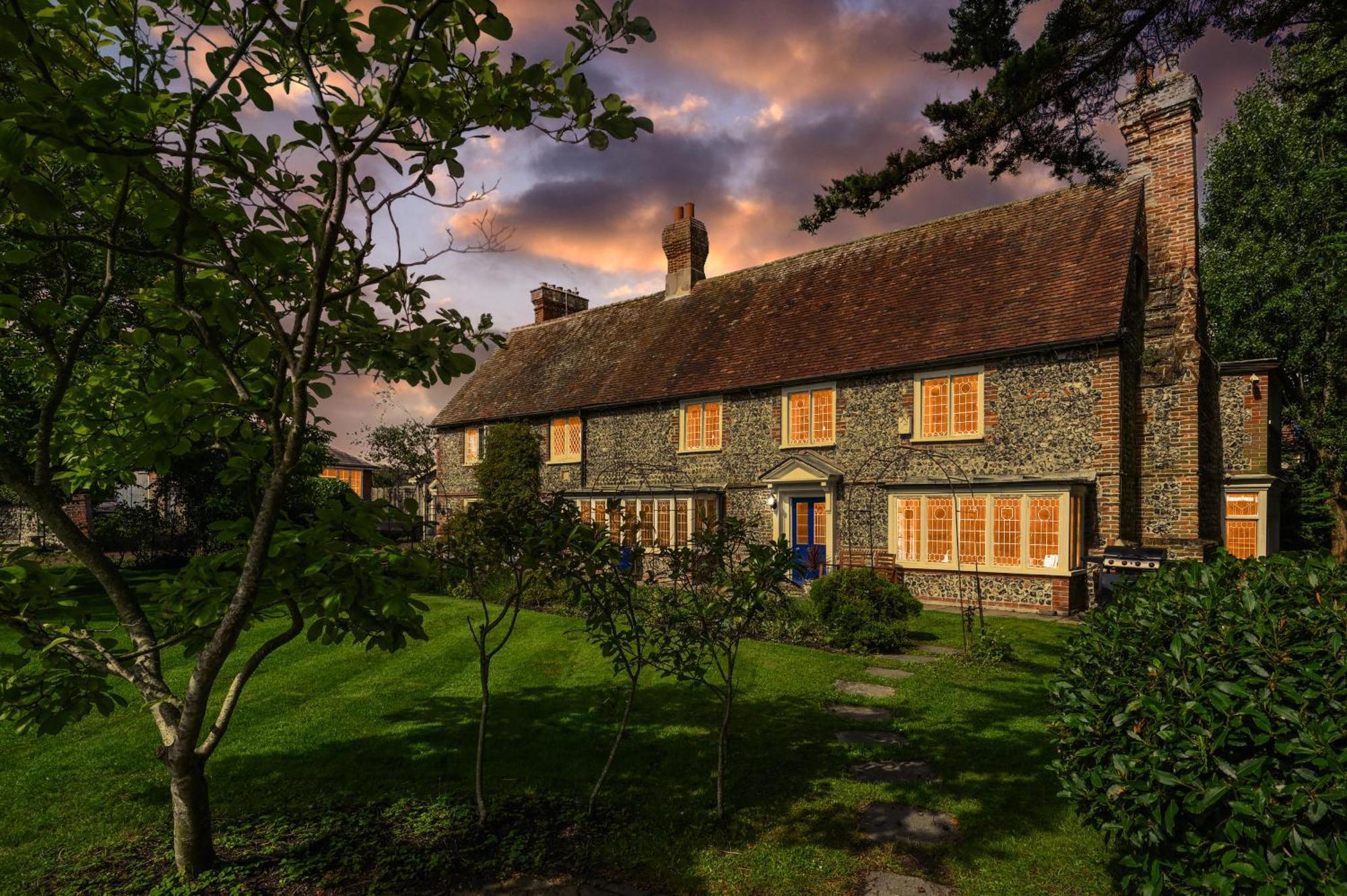 Walnut Tree House Villa Rustington Exterior photo